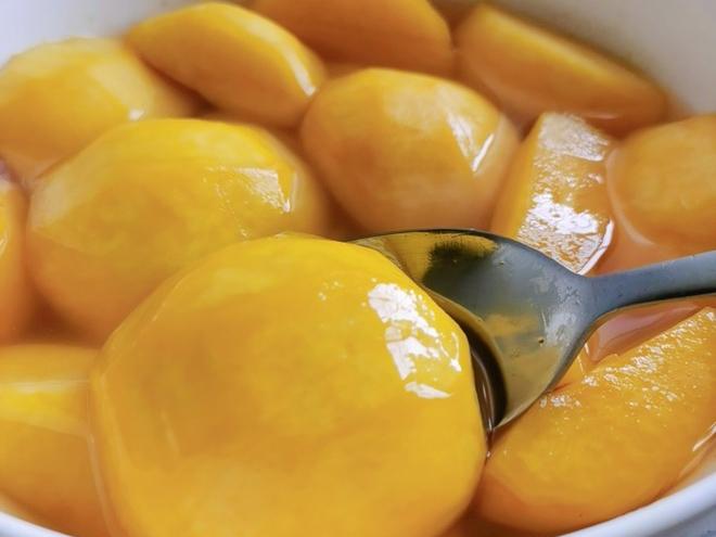 自制黄桃罐头的家常做法（在家自制黄桃罐头，清甜爽口美味，3小时就能吃，再也不用去买了）