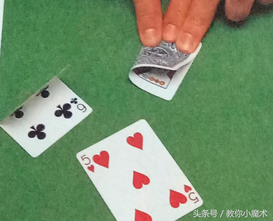 怎么空手变扑克牌简单（教你小魔术——巧变纸牌）