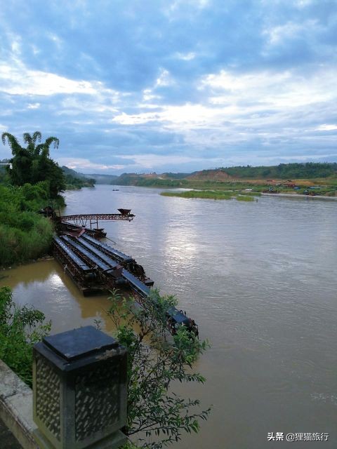 云南省瑞丽市有21万人口，这里三面环缅甸，有南畹河与瑞丽江环绕