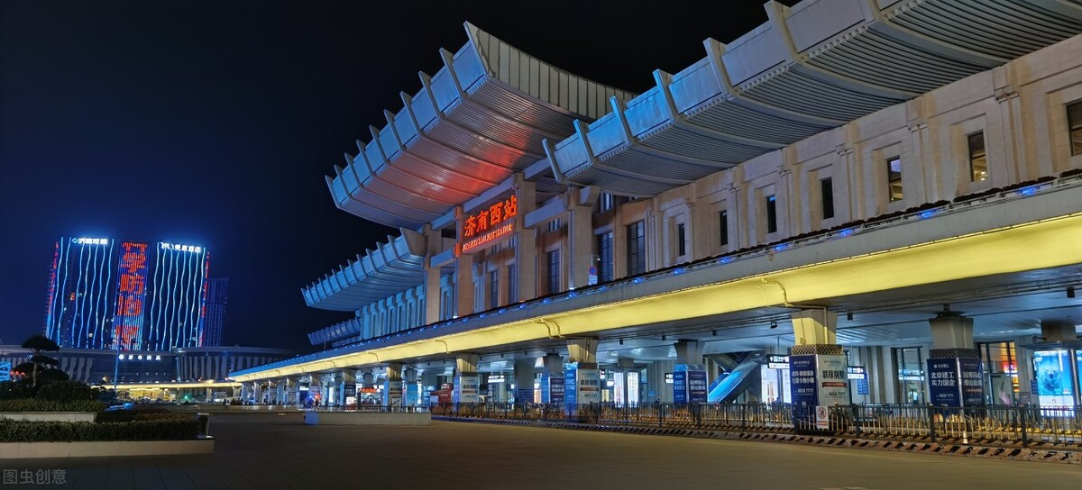 游客看到“济南西站”建筑，引发网友热议：中国基建真的牛