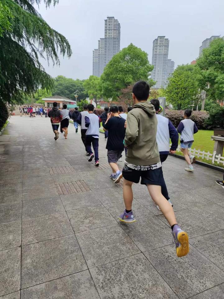 “冲上去！”今天，杭州初三体育中考开考！记者直击：老师的大喇叭太燃了