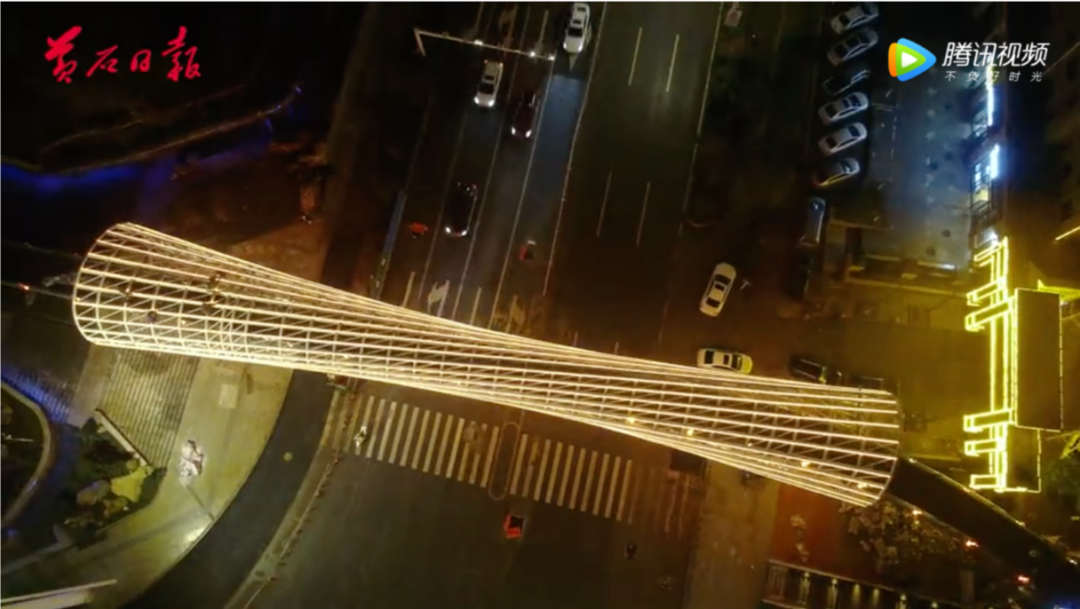 广州塔“倒下了”？耗资1600万的百米天桥引争议，回应：叫“时空隧道”，没抄袭