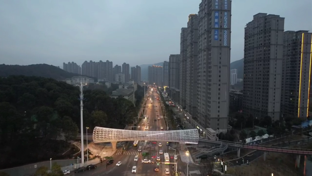 广州塔“倒下了”？耗资1600万的百米天桥引争议，回应：叫“时空隧道”，没抄袭