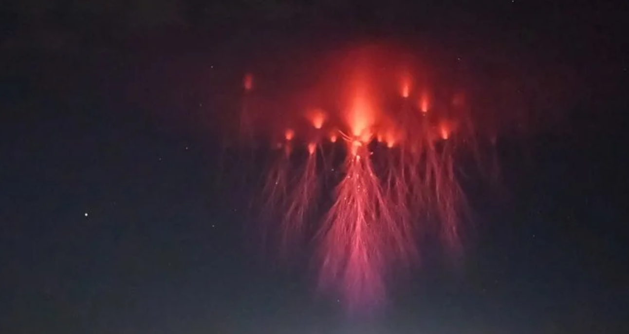 与普通闪电不同，喜马拉雅山脉爆发红色精灵闪电，它如何形成？