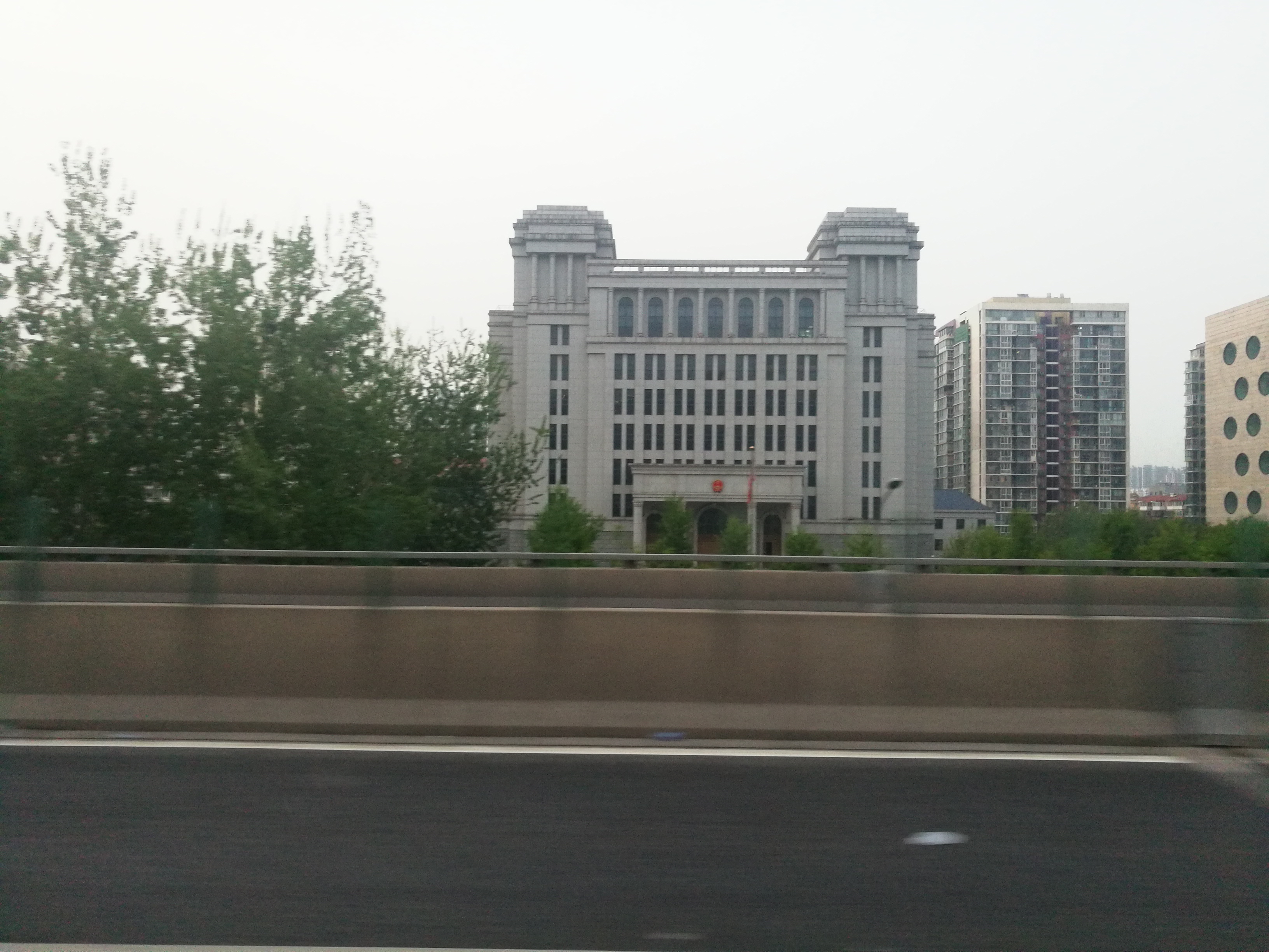 北京市西五环石景山区的风貌：一面是绵延大山，一面是城市天际线