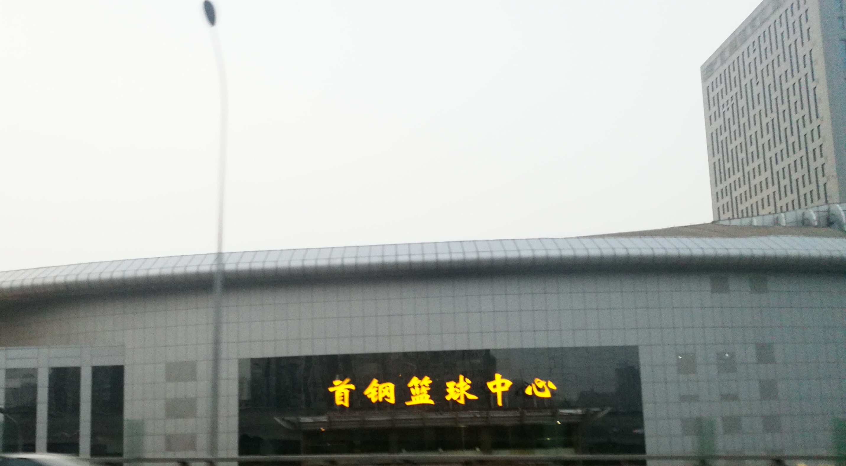 北京市西五环石景山区的风貌：一面是绵延大山，一面是城市天际线