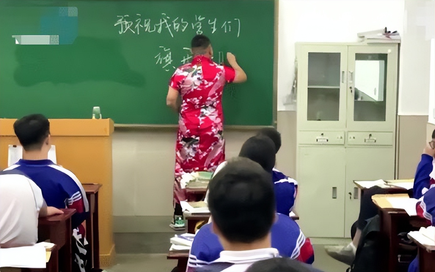 河南一高中男老师拼了，穿旗袍祝愿“旗开得胜”，为高三考生打气