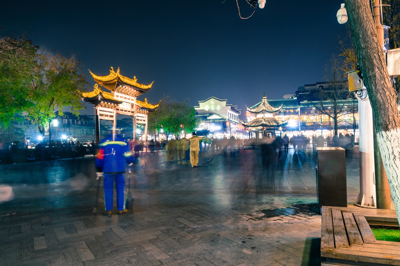 夫子庙被誉为秦淮名胜的特色景观区，是中国最大的传统古街市