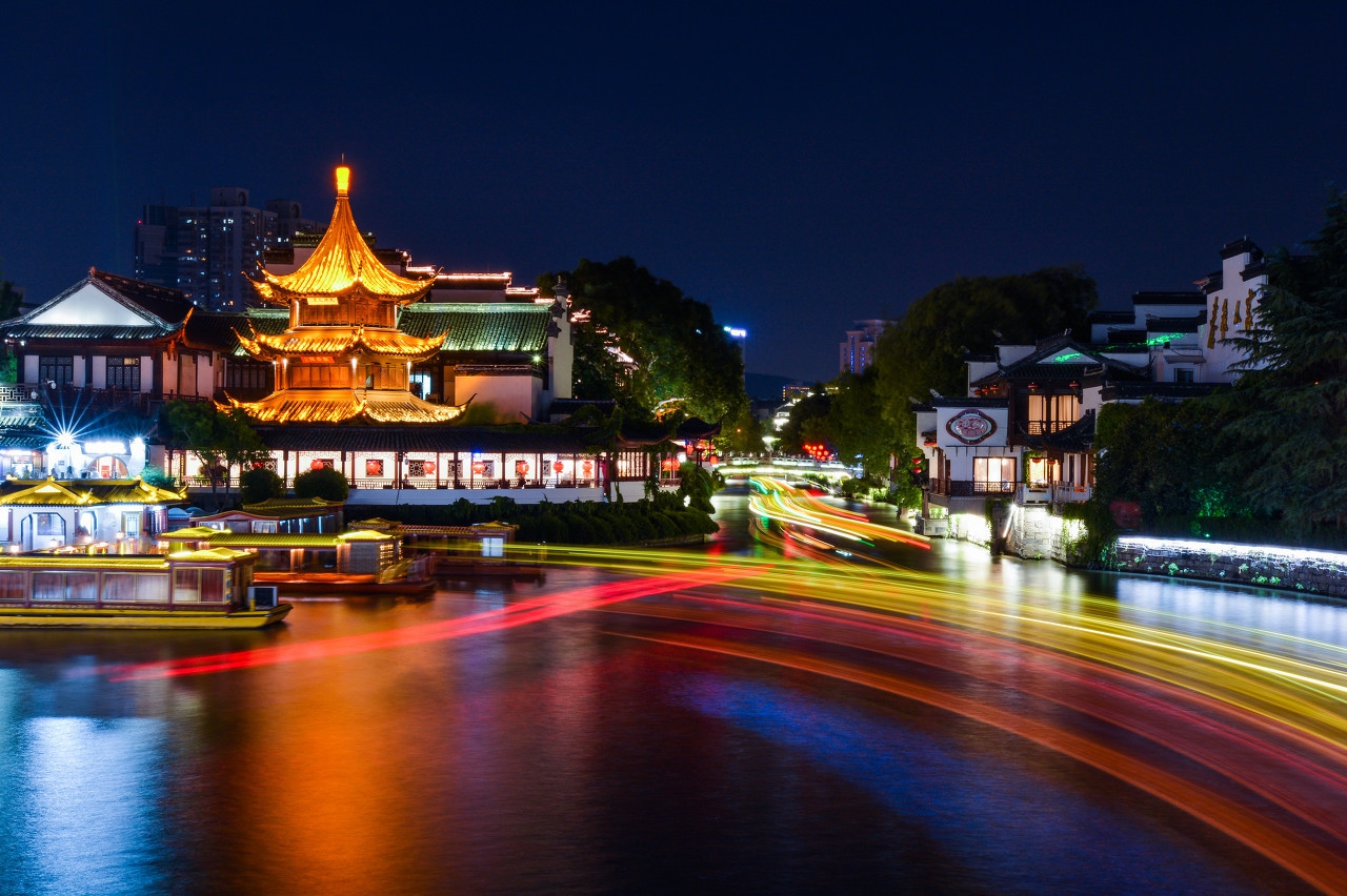 夫子庙被誉为秦淮名胜的特色景观区，是中国最大的传统古街市