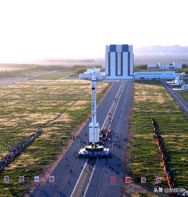 酒泉卫星发射中心，为何不在甘肃，而在300公里外的内蒙古？