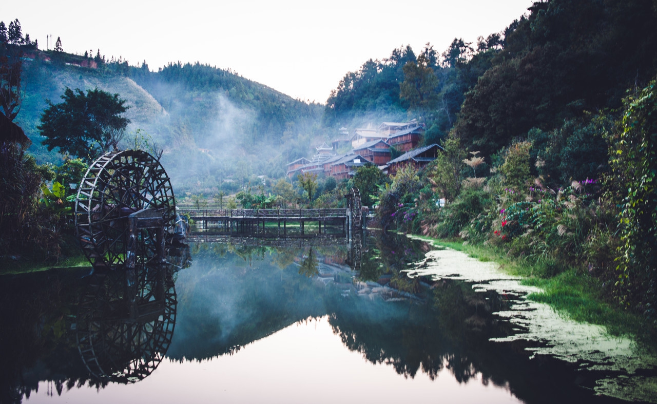 西江千户苗寨，位于贵州省雷山县东北部，是南山风景名胜区一部分
