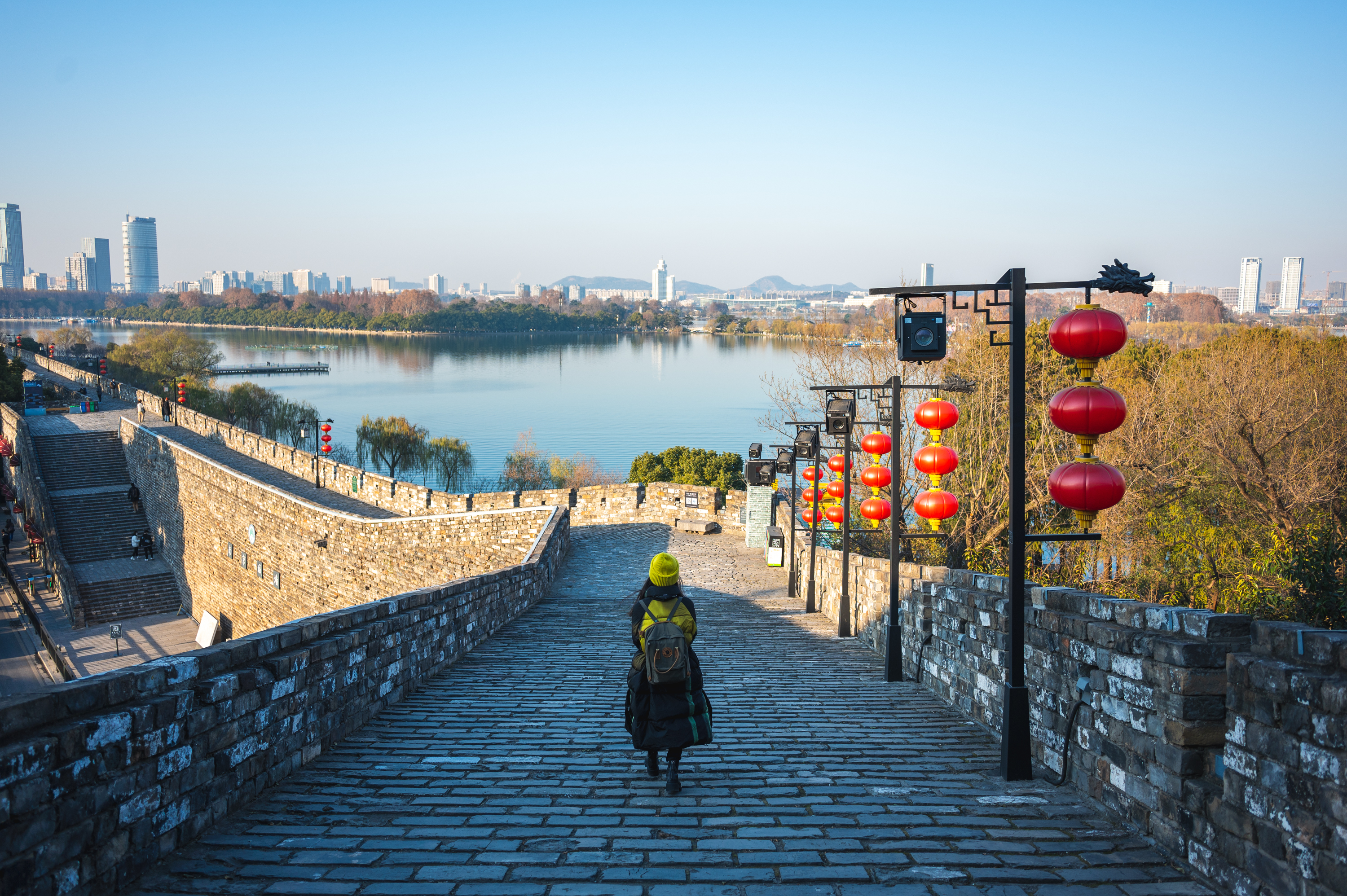 南京明城墙风光最美的一段，东接紫金山、北揽玄武湖，景色绝佳