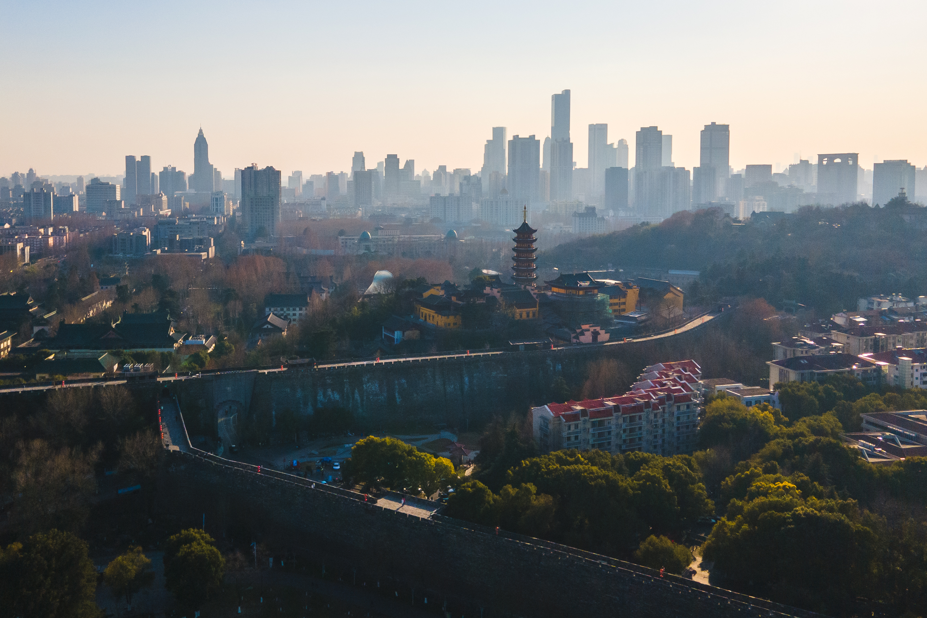 南京明城墙风光最美的一段，东接紫金山、北揽玄武湖，景色绝佳