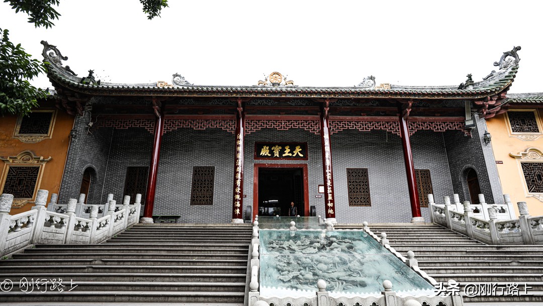千年历史的南华寺，是我国最著名的佛教古刹