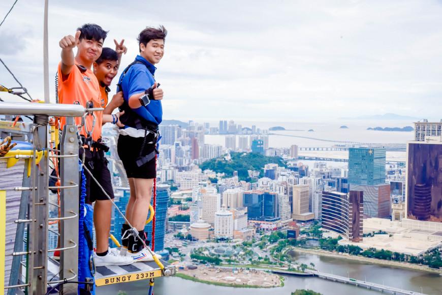 在澳门旅游塔挑战全世界最高的城市商业蹦极，233米高堪比跳楼！
