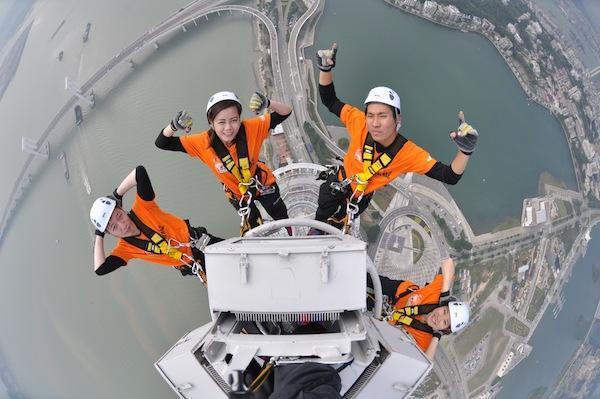 在澳门旅游塔挑战全世界最高的城市商业蹦极，233米高堪比跳楼！