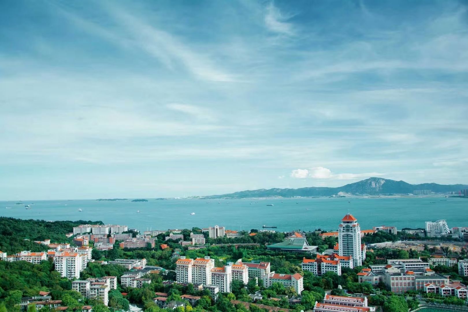 它被称为“中国最美大学”，上课像是在旅游，宿舍里就能看到大海